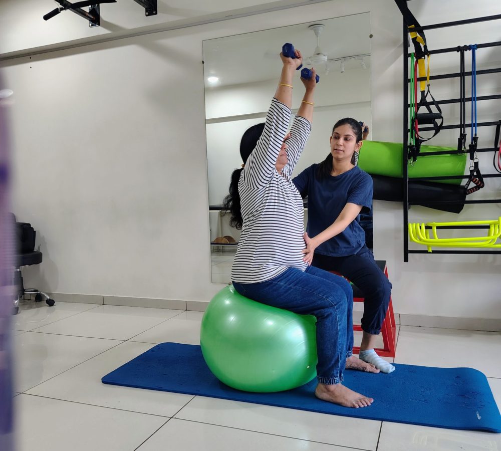 Athlete performing early isometric knee exercise under sports physio supervision